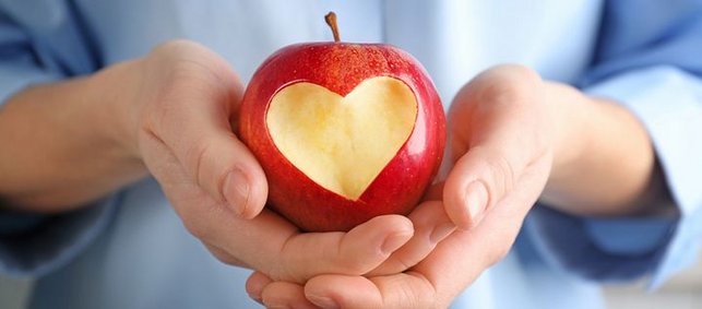 Apfel mit Herz in Händen