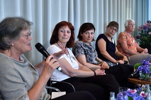 Frauen bei panel discussion