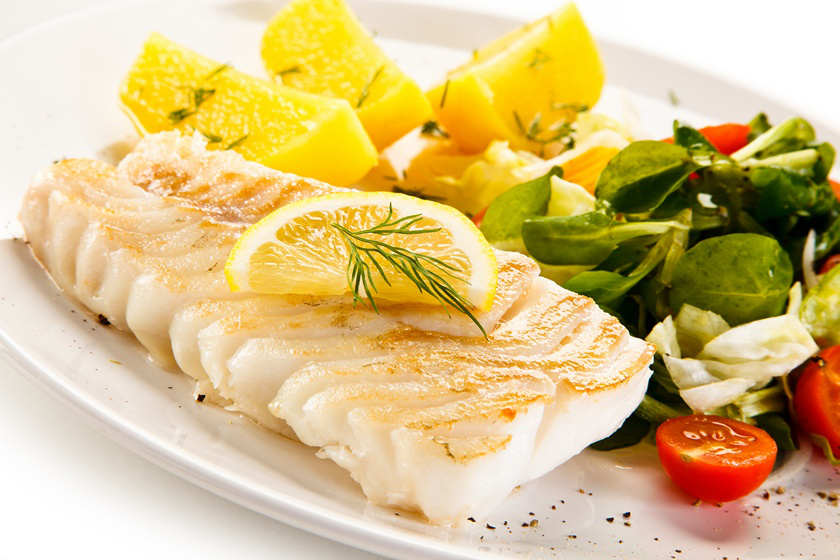 Fischfilet mit Zitrone, Kartoffeln und Gemüse