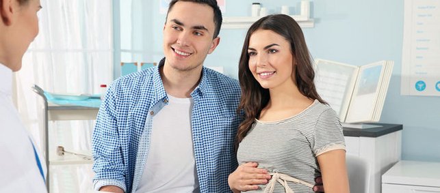 Schwangere und Mann bei Elternberatung