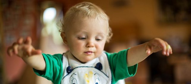 Baby streckte Arme aus