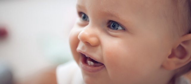 Baby mit den ersten Milchzähnen