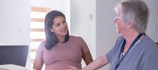 Hebamme im Beratungsgespräch mit einer Schwangeren.