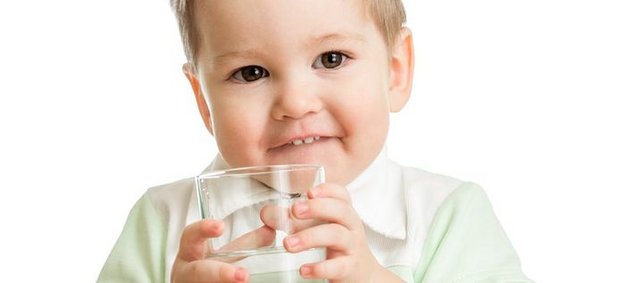 Kleinkind mit Wasserglas