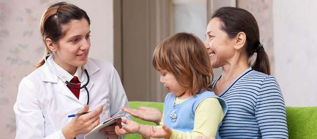 Frau und Kind bei Kinderärztin