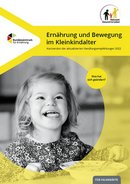 Titelbild zur Kurzfassung von Ernährung und Bewegung im Kleinkindalter mit lächelndem Kleinkind am Esstisch