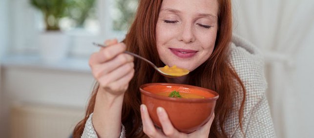 Frau genießt Suppe