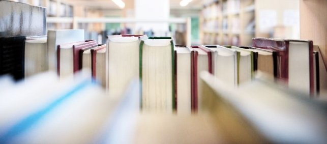 Nahaufnahme von Büchern in einer Bibliothek.