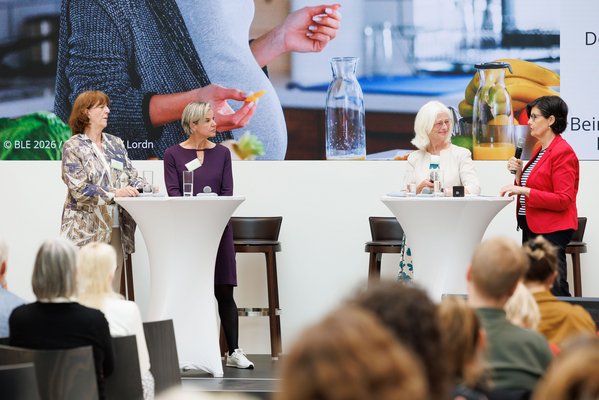 Dr. med. Cornelia Hösemann (Berufsverband der Frauenärztinnen und Frauenärzte e. V.), Andrea Köbke (Deutscher Hebammenverband e. V.), Prof. Dr. Ute Thyen (Beirat Bundesstiftung Frühe Hilfen und Nationales Zentrum Frühe Hilfen)
