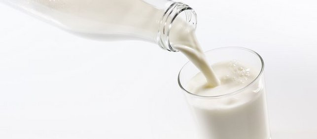 milch wird in glas gegossen