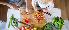 Mann und Kleinkind kochen