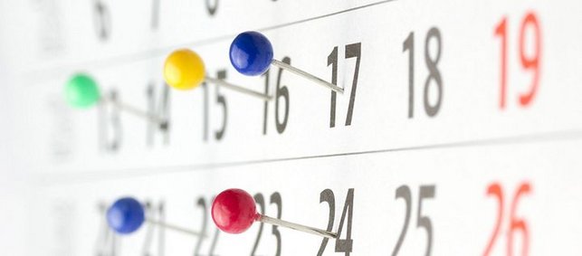 Kalender mit Stecknadeln