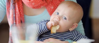 Baby isst Brot