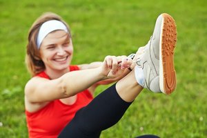 Frau zieht Turnschuhe an