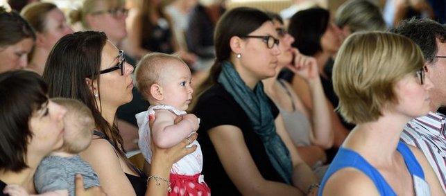 Baby im Publikum auf Fachkonferenz
