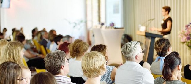 Publikum und Referentin bei Fachkonferenz