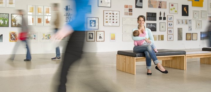 Frau stillt in Museum