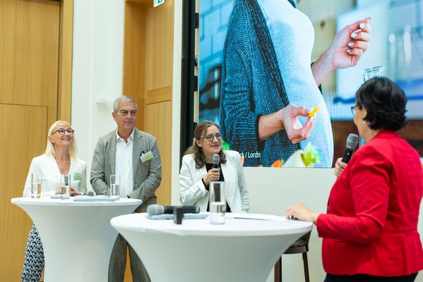 Ein interprofessioneller Impuls zum Thema "Frühe Prägung, frühe Chancen" von (v.l.n.r.) Prof. Dr. Claudia Hellmers (Deutsche Gesellschaft für Hebammenwissenschaft e. V.), Prof. Dr. Michael Abou-Dakn (Joseph Kliniken Berlin), Prof. Dr. Regina Ensenauer (Nationale Stillkommission, Max Rubner-Institut)