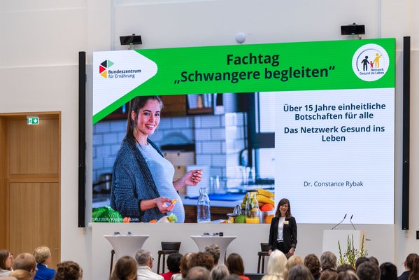 Präsentation von Dr. Constance Rybak auf dem Fachtag. Sie steht auf der Bühne.