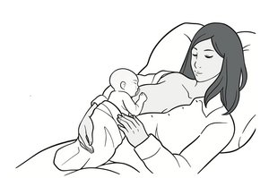 Illustration einer Frau in der zurückgelehnten Stillhaltung mit Baby an der Brust