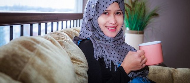 Frau mit Hijab hält Tasse