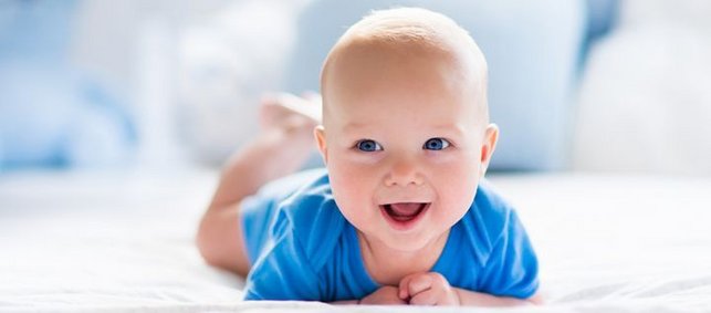 Baby liegt auf dem Bauch
