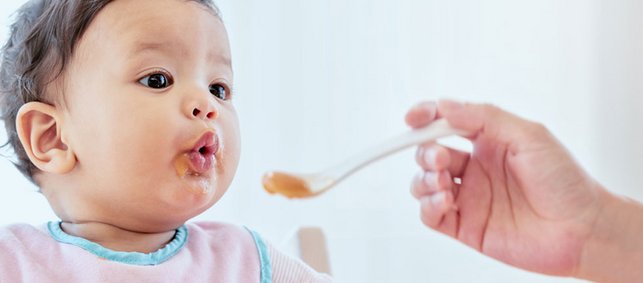 Baby bekommt Brei