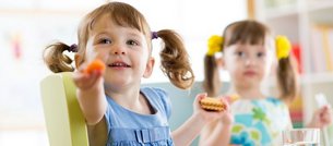 Mädchen bietet Essen an