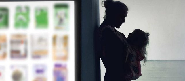 Seitliche Silhouette von Mutter mit Kind auf dem Arm.