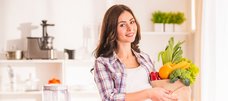 Schwangere mit Einkauf in der Küche
