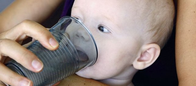 Säugling bekommt Wasser