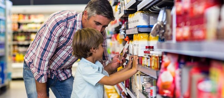 Mann mit Kind im Supermarkt.