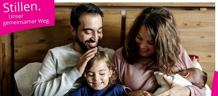 Familie lächelt, Mutter stillt. Stillen. Unser Gemeinsamer Weg.