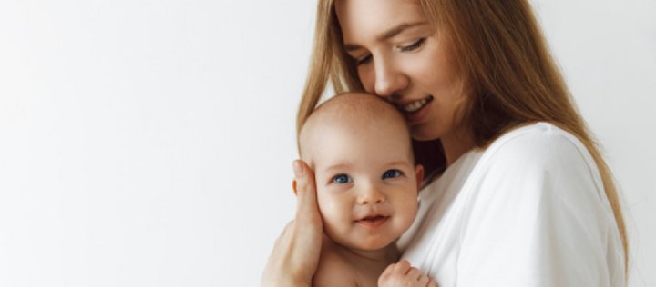 Mutter hält Baby im Arm