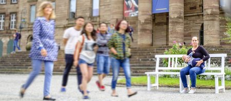 Frau stillt vor Theater