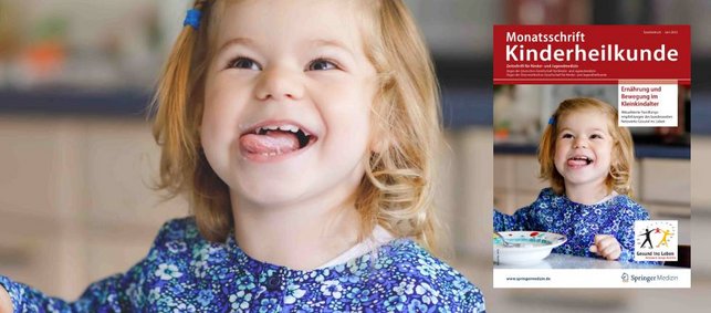 Ein etwa zweijähriges Mädchen grinst schelmisch in die Kamera, während es Milchbrei isst. daneben ist der Titel der Fachzeitschrift Monatsschrift Kinderheilkunde abgebildet.