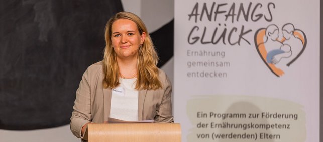 PKV-Präventionsreferentin Jelena Sörensen begrüßt zur Anfangsglück-Ideenwerkstatt