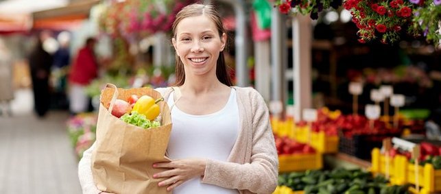 Schwangere mit Einkaufstüte