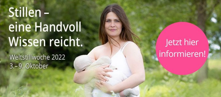 Frau steht mit Baby im Arm auf Wiese am Waldrand. Auf dem Bild befindet sich u.a. ein Button mit den Worten "Jetzt hier informieren".