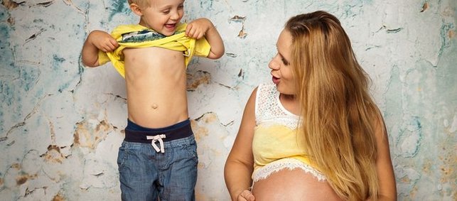 Bauchvergleich zwischen Frau Kind
