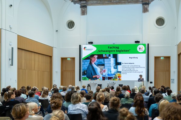 Dr. Doris Heberle (Leiterin Unterabteilung “Ernährung, Ernährungssicherung und -vorsorge” des Bundesministeriums für Landwirtschaft, Ernährung und Heimat) steht auf der Bühne und hält eine Ansprache