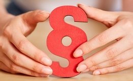 Hände halten Paragraphsymbol