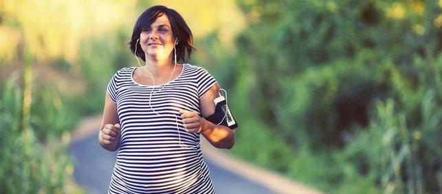 Schwangere joggt