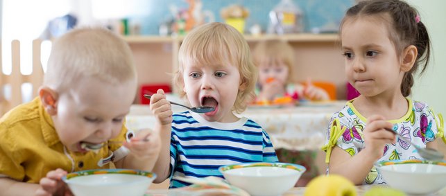 drei Kleinkinder essen