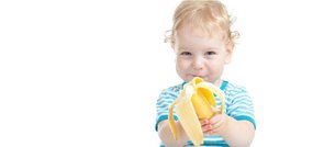 Kleinkind mit Banane
