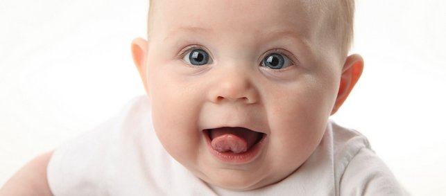 Baby streckt Zunge heraus