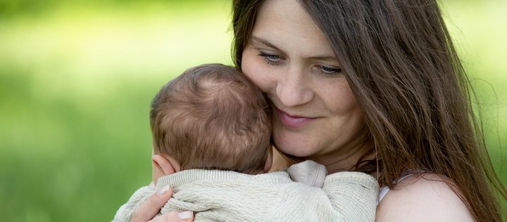 Lächelnde Frau hält Baby