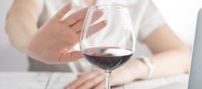 Frau weigert sich ein Glas Wein zu trinken