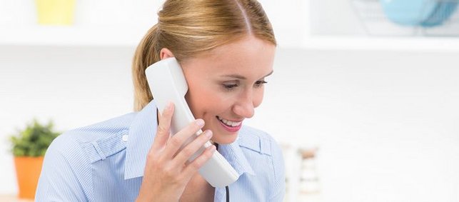 Frau am Telefon