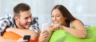 Mann und Frau mit Smartphones